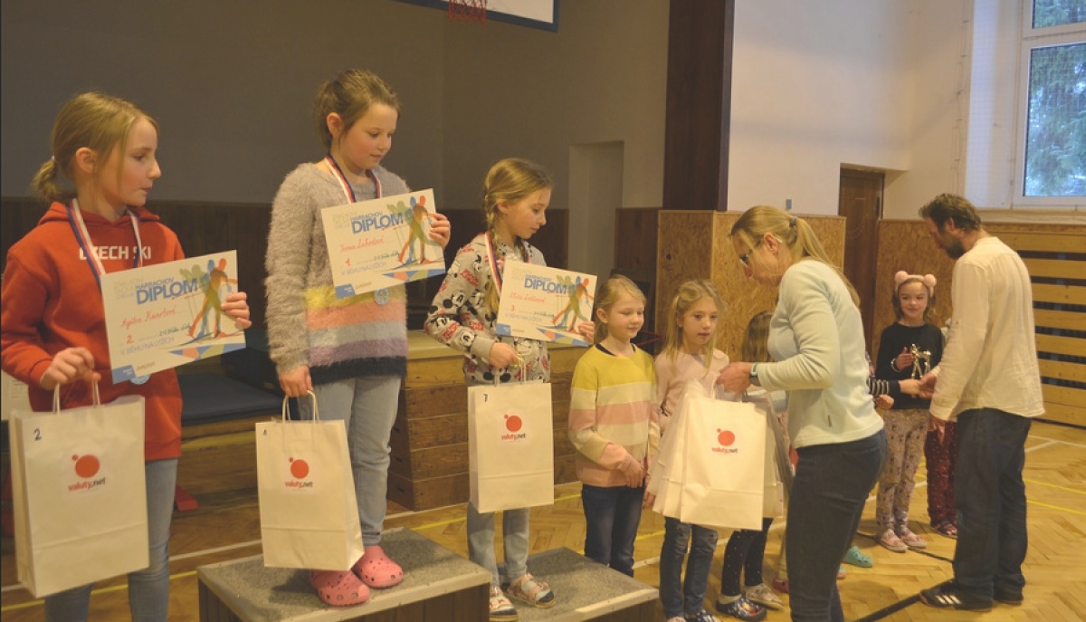 Vyhodnocení školního závodu v běhu na lyžích - Reportážní fotografie